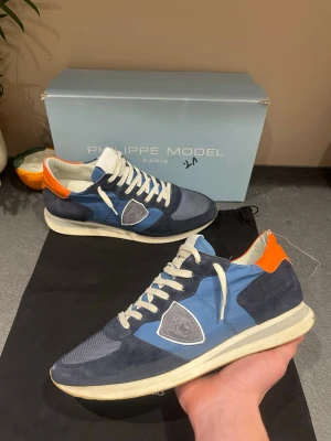 Philippe model trainers - Snygga philippe model trainers i myckey bra skick. Inga defekter förutom smått p hälen(kolla bild) 8/10. Stor strl 41 snarare 42. Original box medföljer men inte dne på bilden endast. 