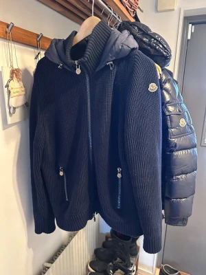 Moncler cardigan - Säljer en sjukt fet och sällsynt cardigan som är perfekt för sen vinter/vår! Vårt pris 2299kr nypris=12999kr storlek L men passar M/L