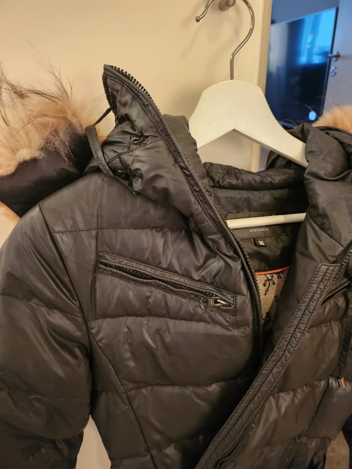 Svart dunjacka med fuskpäls och bälte - 1