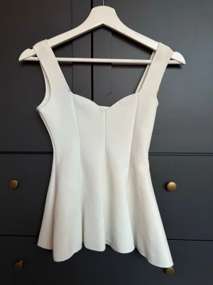 Vit topp  - Supersnygg och cool topp från Zara som tyvärr inte kommer till användning. Det är oanvänd 🤍