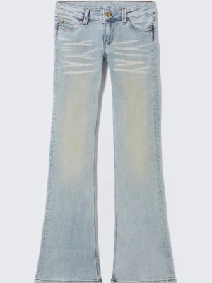 Bootcut ljusblå jeans Cheap Monday - Snygga ljusblå bootcut jeans från Cheap Monday med slitna detaljer framtill. Klassisk femficksmodell och normal passform. Tillverkade i mjukt bomullsjeansmaterial med en cool vintagekänsla och tydlig Cheap Monday-logga bak.