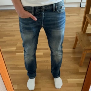 Blå jeans från Replay - Säljer nu ett par feta jeans från replay i topp skick. Inga defekter eller liknanden, pris går att diskutera. Modellen är 180 68kg!
