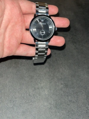 Armani klocka - En helt ny Armani klocka. Super kvalitet. Fraktas snabbt. Pris går att diskuteras vid snabb affär.