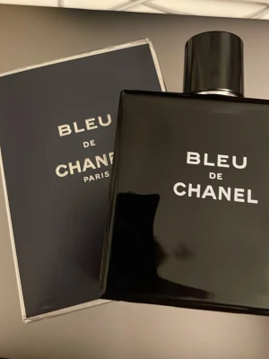 Bleu de Chanel parfym - Säljer denna oanvända Bleu de Chanel  parfym med stark, manlig doft. Den är 100ml så den räcker väldigt länge. Kommer med originalförpackning.