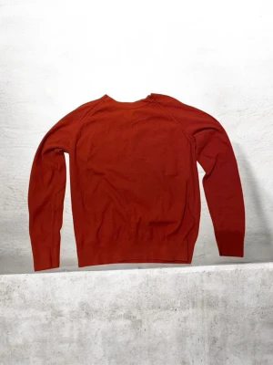 Orange Race Marine tröja - Snygg mörkorange tröja från Race Marine. Tröjan har rund halsringning, långa ärmar och är tillverkad i 100% bomull. Perfekt för dig som gillar enkel och stilren design med en touch av färg. Aldrig använd 