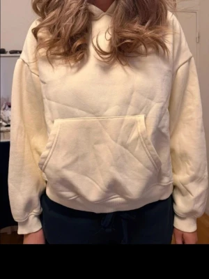 Gul hoodie  - Säljer denna jätte fina gula hoodien ifrån lager 157. 