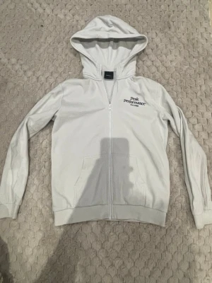 Vit peak performance hoodie storlek 170 - Riktigt bra skick och prisvärd hoodie!