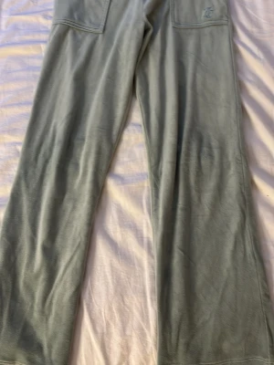 !storleken är 9-10 år! Pastel gröna juicy byxor använda typ 4 gånger  - Storlek 9-10 år rätt så små, sjukt fin färg synd att dom blivit försmå! (Pris går att diskutera!)