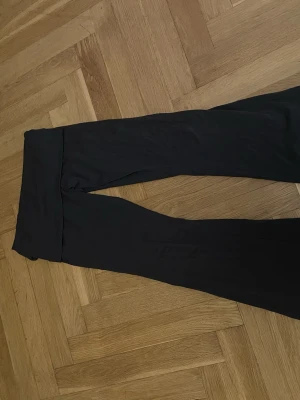 Gråblå joga pants från Name It - Snygga gråblåa byxor från Name It i storlek 164, passar även xs/s ifall ma inte är så lång. Det är joga pants supersköna och använd få gånger.