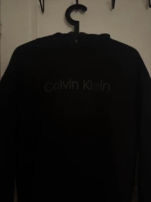 Calvin Klein hoodie - Hej, jag säljer min Calvin Klein hoodie i storlek M, det finns inga skador på den och snörerna till hoodien finns att få med😊 pris går att diskutera 