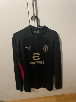 AC Milan träningströja - Riktigt fin Milan tröja. Sällan använd. Priset är ej fast