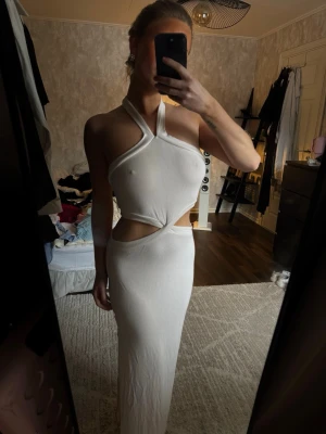 Vit långklänning med cut-out - Storlek S. Vit/cremefärgad. Såååå fin 