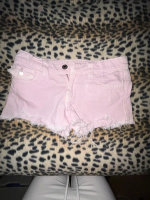 Ljusrosa jeans shorts - Säljer ett par ljusrosa shorts från Gina tricot. Dem blev aldrig använda så dem har inga skador eller fläckar alls.