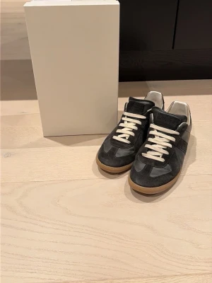 Maison Margiela Gats  - Snygga Gats som har mycket kvar att ge! Hör av dig vid minsta lilla fundering 💭 (finns lite lagringar men inget som syns när de bärs!)