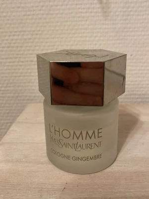 YSL L'Homme Cologne Gingembre - Fräsch och modern doft från Yves Saint Laurent. L'Homme Cologne Gingembre ger en stilren känsla och passar perfekt för dig som vill sticka ut med en unik touch. (50ml kvar)