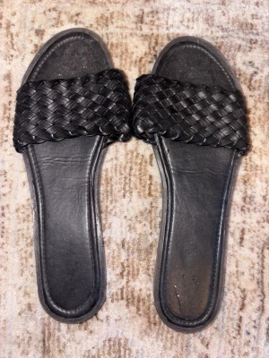 Svarta sandaler med flätade detaljer i storlek 40 - Svarta sandaler med flätade detaljer i storlek 40