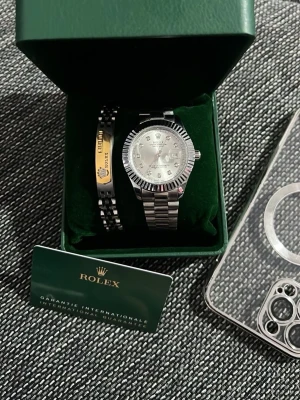 Rolex klocka  - Helt ny rolex klocka silver färgad o som ni ser hänger armbandet på där och rolex identifierings kortet och papper. Kan skickas samma dag annars dagen efter garanterat