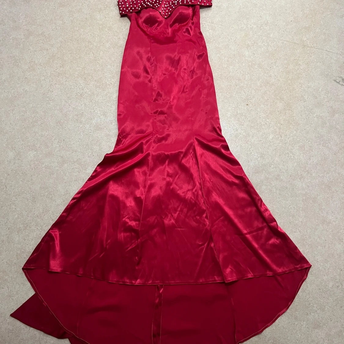 Röd långklänning med rosett