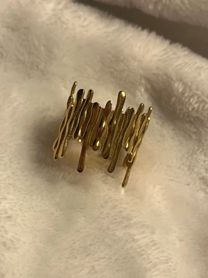 ✨ Guldfärgad statement-ring ✨ - Supercool guldfärgad ring med flera vågiga detaljer som ger max statement-vibe ⭐️✨ Sticker ut direkt men är ändå easy att matcha till alla outfits 💌 Perfekt för dig som vill ha en ring som syns 😍 ✨ Unik & trendig design ✨ Statement piece ✨ Ger outfitten det lilla extra I fint skick 🤍 Skickas snabbt 📦 DM för fler bilder 💌✨ 