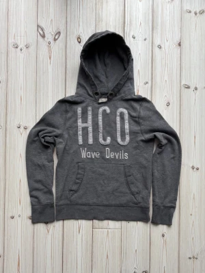 Hollister vintage hoodie - Säljer nu denna riktigt snygga vintage Hollister hoodien i riktigt bra skick. Storlek: S. Pris: 649kr. Slitningarna på texten är en del av vintage looken. Skriv vid frågor eller för mer bilder! 🤩