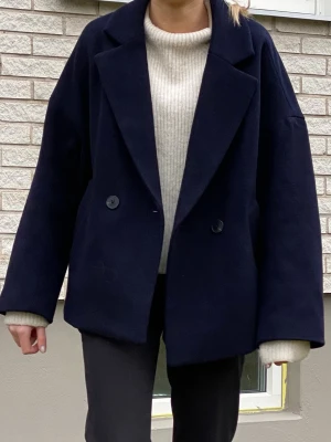 Marinblå kappa  - Marinblå kappa från Lindex i storlek Xs. Bra skick och nypris 1000