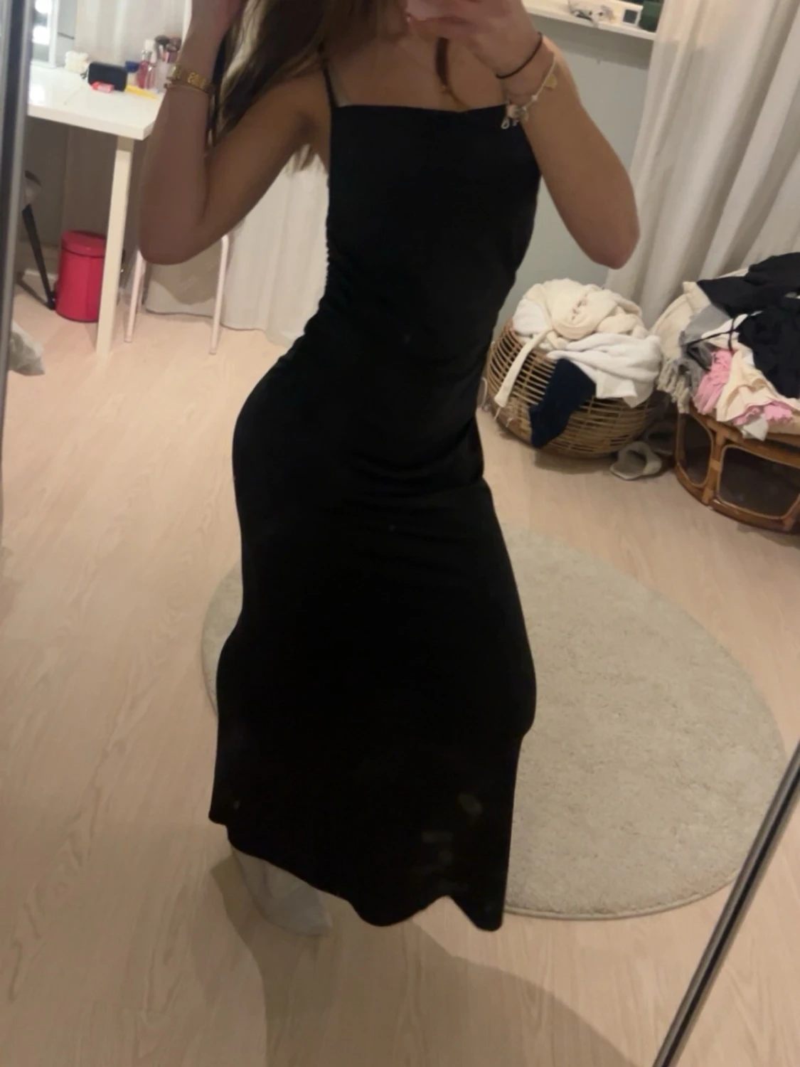 Svart långklänning med smala axelband - 2