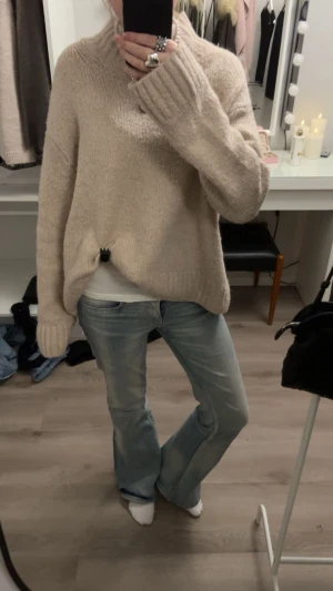 Beige oversized stickad tröja - Mysig beige stickad tröja med hög krage och långa ärmar. Tröjan är oversized med breda ribbstickade muddar vid ärmslut och nederkant. Perfekt för lager-på-lager och chill stil. Säljer denna jättefina stickad tröjan från H&M i storlek S då den har kommit till användning väldigt sällan och inte passar just på mig. Djur och rökfritt hem! Skriv om du har några mer funderingar❤️