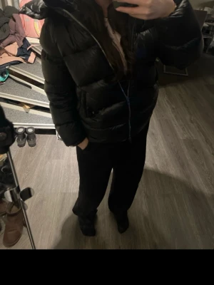 Massimo Dutti jacka - Viral pufferjacka från Massimo dutti. Modell från år 2024, värmer väldigt bra! Är lite tunn på din i armväcken men i övrigt i mycket bra skick! Se bild, sista bilden •köptes för 2299kr