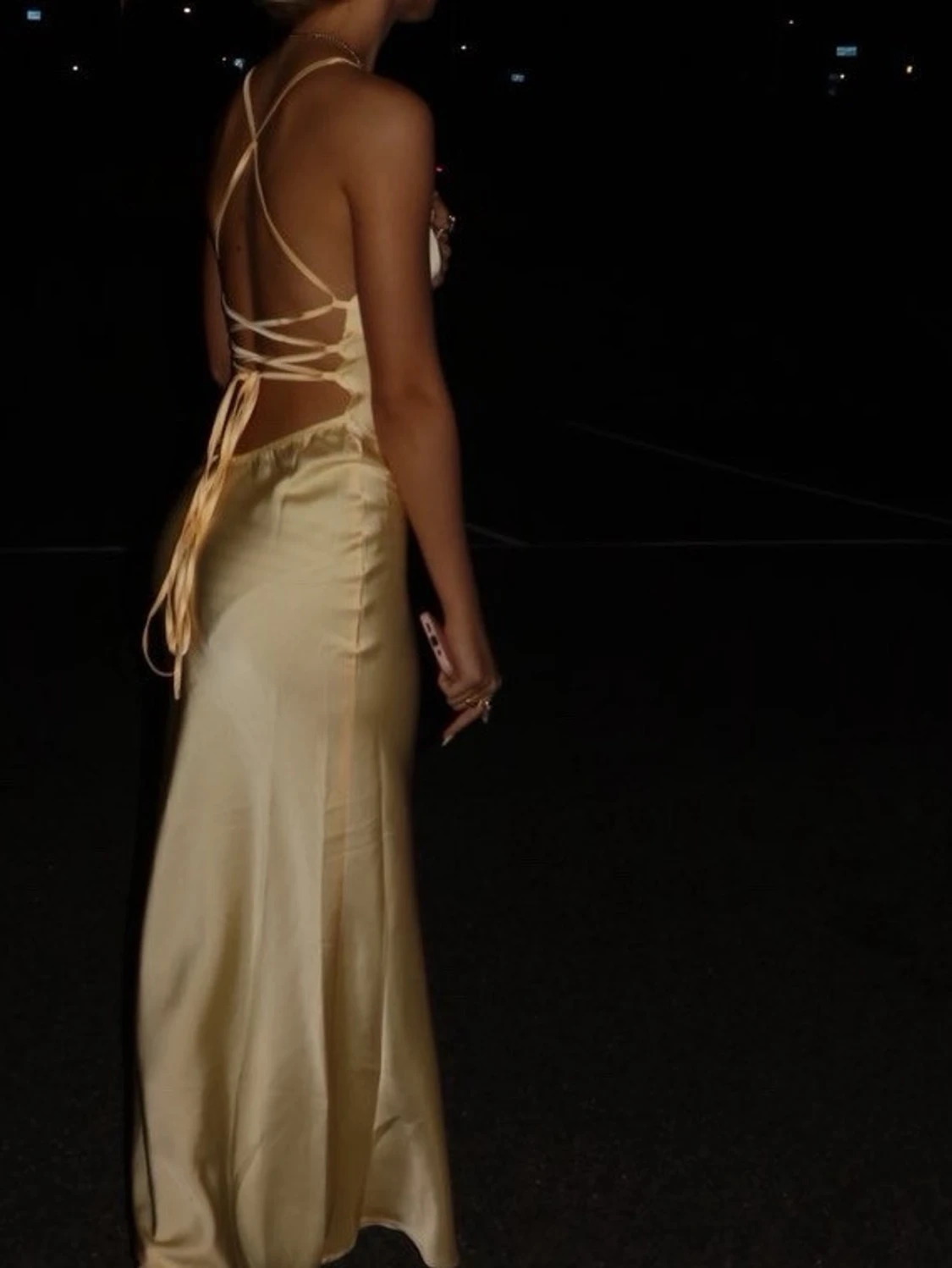 Champagnefärgad långklänning med snörning - 1