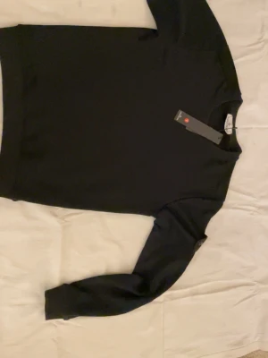 Svart Stone Island sweatshirt S - Säljer en svart sweatshirt från Stone Island i storlek S. Tröjan har klassisk rund hals, lång ärm och den ikoniska loggan på vänster ärm. Perfekt för dig som gillar stilrena och snygga plagg med streetkänsla. ❤️KAN GÅ NER I PRIS VID SNABBA KÖP❤️