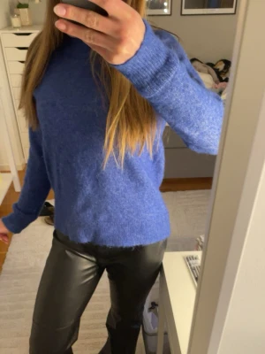 Stickad tröja - Säljer denna jättesköna blåa stickade tröjan från Selected Femme då den inte kommer till användning längre!🩵🩵Nypris: 600kr!!!!