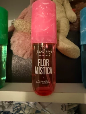 Sol de Janeiro Flor Mística Parfymmist - En parfymmist från Sol de Janeiro med namnet Flor Mística. Flaskan är rosa med ett stort, marmorerat rosa lock och har en modern, stilren design. Perfekt för dig som gillar fräscha och blommiga dofter. Taget ca 5 ”sprut”