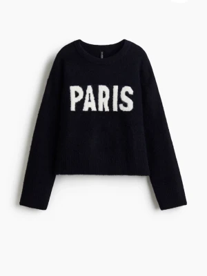 Svart stickad tröja med PARIS-tryck - Cool svart stickad slutsåld tröja från H&M med vit text 'PARIS' framtill. Tröjan har rund halsringning, långa armar. 