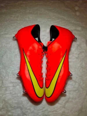Nike Mercurial Victory V SG - Nike Mercurial Victory V SG i väldigt perfekt skick. " knappt använd "  Skick: 9/10 Storlek: 44 Produktkod: 651633-690  OBS! Skorna har nya dobbar!