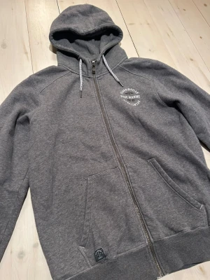 Vintage Race Marine ZipUp - Jag säljer en grå vintage ZipUp i storlek XL. Den är använd men i bra skick, inga defekter. Skriv gärna vid funderingar, pris kan diskuteras🤗