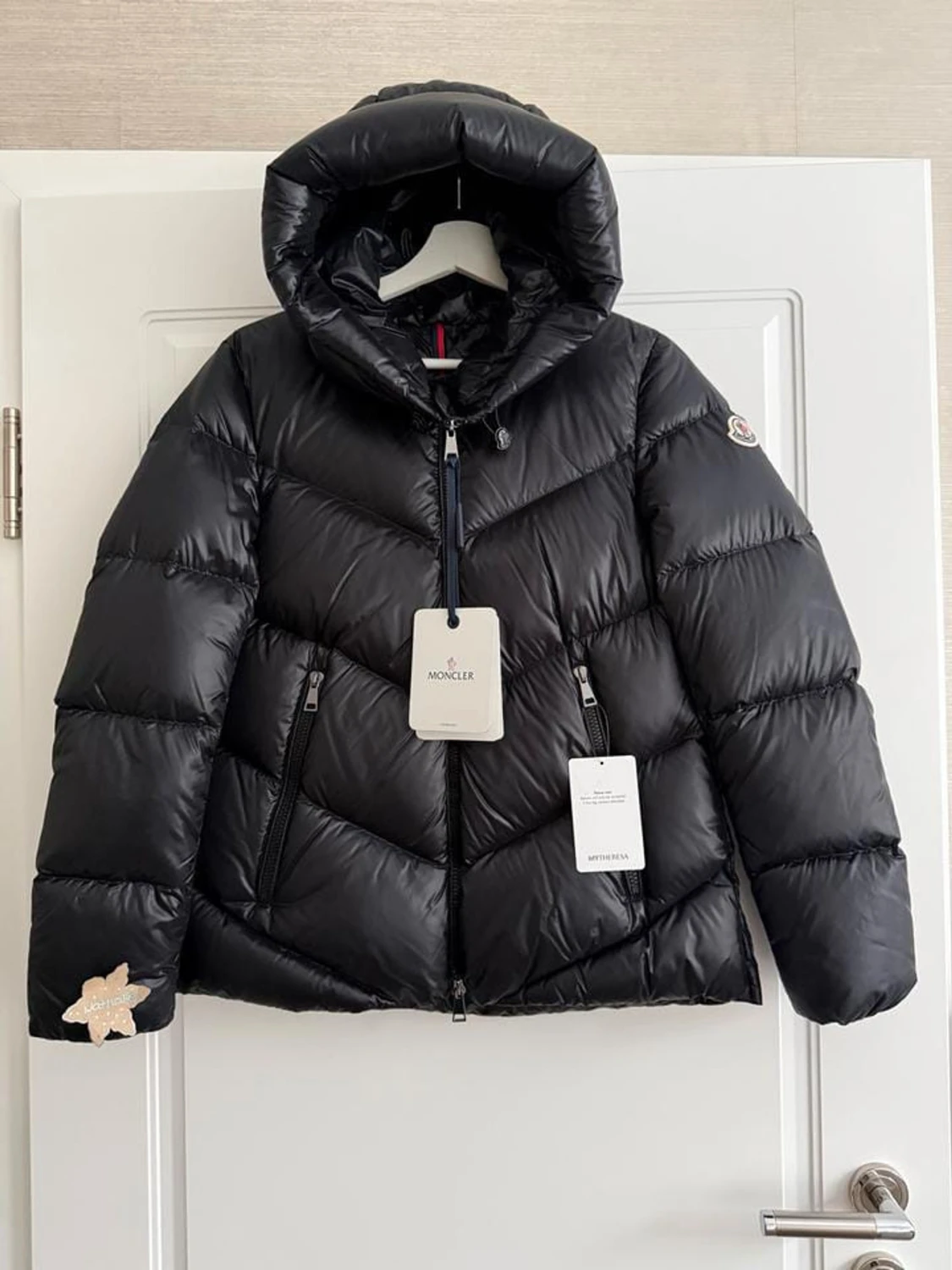Svart Moncler dunjacka med huva
