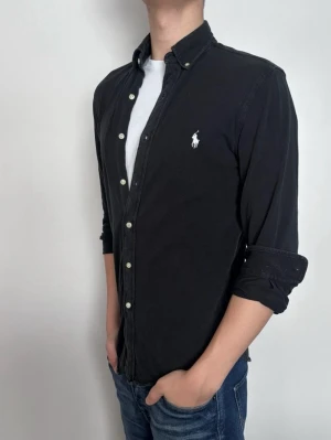 Ralph Lauren Skjorta - Följare får 100kr rabbat på originalpriset! Skjortan från Ralph Lauren är i storlek S. Den är i ny skick och supersnygg. Nypris ca 1600kr! Glöm inte att följa