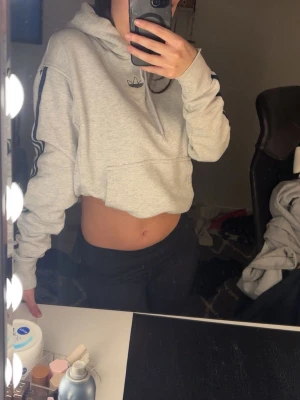 Grå hoodie från Adidas - Säljer en grå hoodie från Adidas med svart logga på bröstet. Storlek M men passar även en S