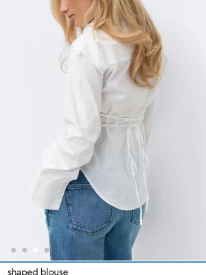 SÖKER denna blus/skjorta med snörning i midjan - Söker denna blus/skjorta med snörning i midjan. Alla färger är intressanta!