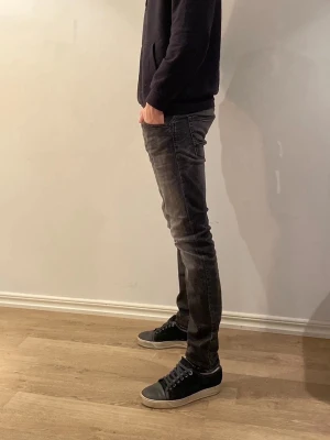 Mörkgrå jeans - Säljer ett par as snygga mörkgrå jeans, as fräscha o snygga från Jack and Jones! Snygg tvätt