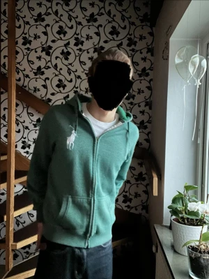 Ralph Lauren hoodie (strl M)  - Säljer en Ralph Lauren zip hoodie i storleken M, modellen är 182cm/70kg! Kom gärna med bud eller funderingar🤗