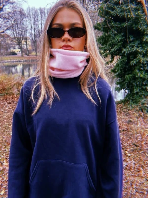 Ljusrosa buff - Ljusrosa buff som såväl är funktionell som snygg. Tillverkad i mjuk fleece som känns skön mot huden och håller dig varm under kyliga dagar. Enkel och stilren design som passar till de flesta outfits. Tillverkas av ett uf företag - kolla gärna in vår instagram @tone.uf🩷 