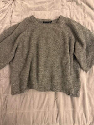 Stickad kortärmad tröja  - Stickad kortärmad tröja från lager 157 😁 storlek L men sitter som en snygg oversize tröja på mig som har XS💕 priset går att diskuteras