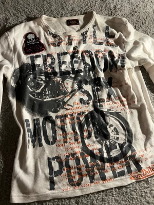 Von Dutch Graphic Long Sleeve - Cool långärmad tröja från Von Dutch. Stl M. Bra skick. Skönt och mjukt material:)