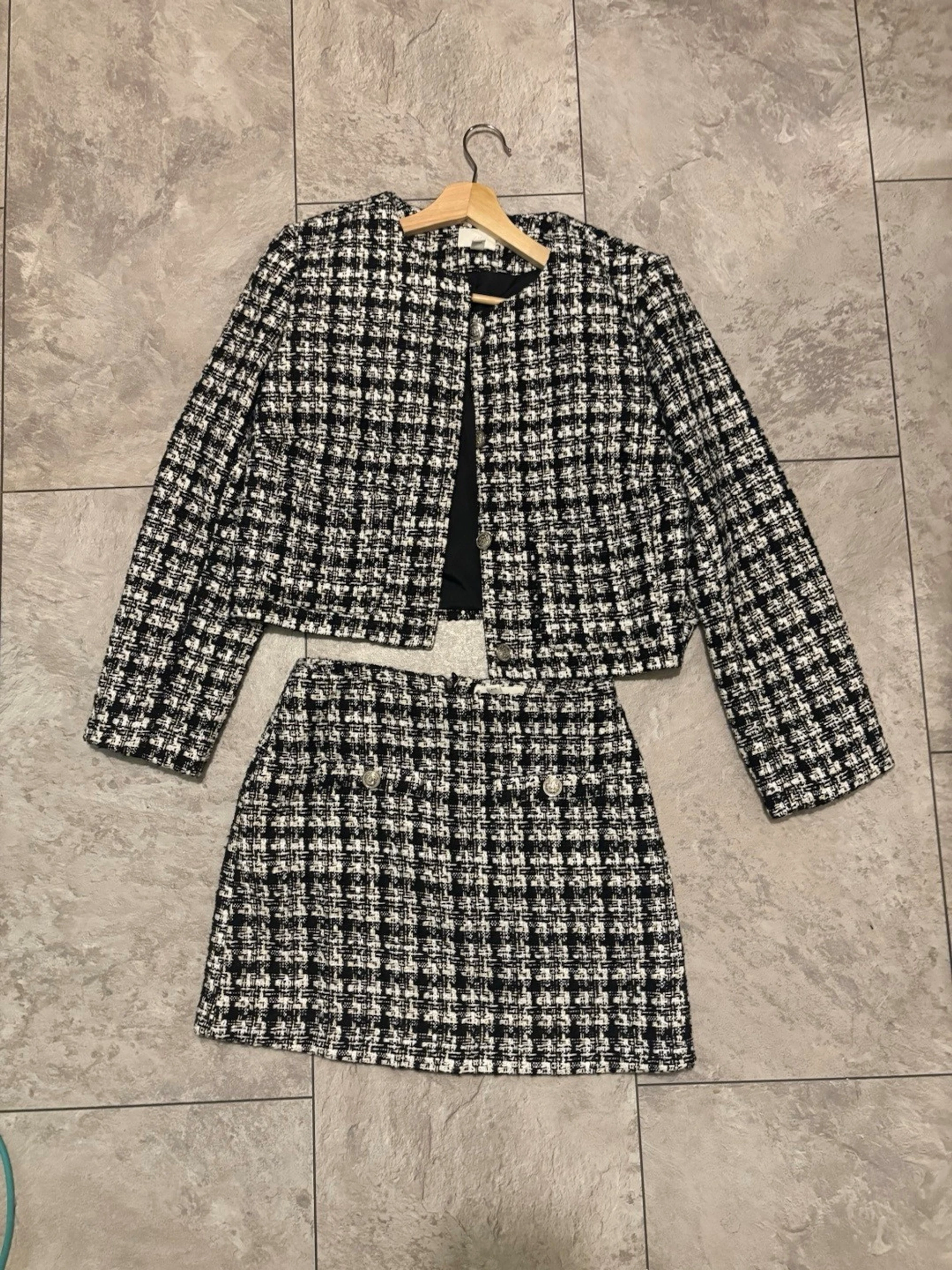 Svartvit rutig kostym med kjol