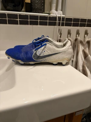 Nike Phantom - Ett par Nike phantom i storlek 44. Har en del skador men går utan problem att använda. Denna dojja är mycket svår att få tag i! 