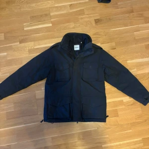Aspesi field jacket - Säljer en Aspesi field jacket i mycket fint skick. Nypris ca 8 000 kr.  Jackan är i storlek XS, men sitter mer som S / slim M. Klassisk och stilren field jacket i högkvalitativt material – minimalistisk design och premiumkänsla som Aspesi är känt för.  Knappt använd, inga fläckar, hål eller slitage. Perfekt som vår-/höstjacka eller mild vinter med lager under.  Hör av dig om du har frågor eller vill ha mått!