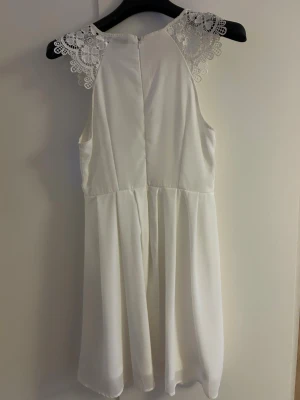 Vit klänning med spetsdetaljer - Fin klänning från Ax Paris som passar perfekt till student, skolavslutning eller sommaren. Passar storlek S/M🫶Priset är diskuterbart!