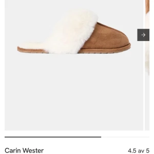 Carin Wester tofflor, brun mockaimmitation - Säljer dessa supergosiga tofflorna från Carin Wester. Köpta på Åhlens för 500kr, storlek 38/39 Säljes pga att jag var för sen för att skicka tillbaka. Har inte ens öppnat förpackningen till de🩷