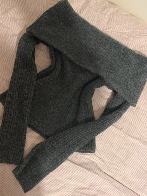 Stickad off shoulder tröja  - En super söt knappast använd off shoulder tröja från hm💕💕